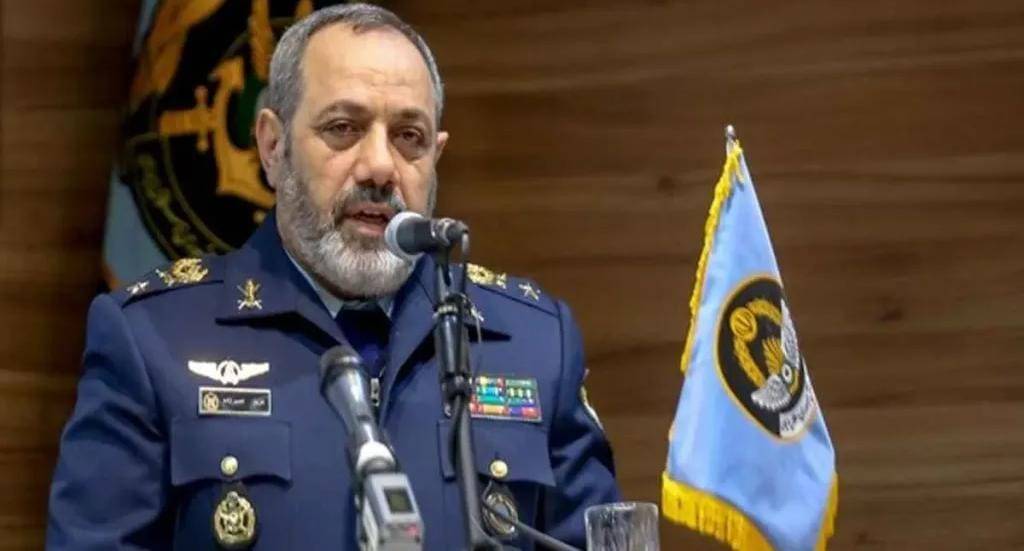 تطور مثير.. إيران تهدد الحوثيين علانية بكشف أسرارهم العسكرية