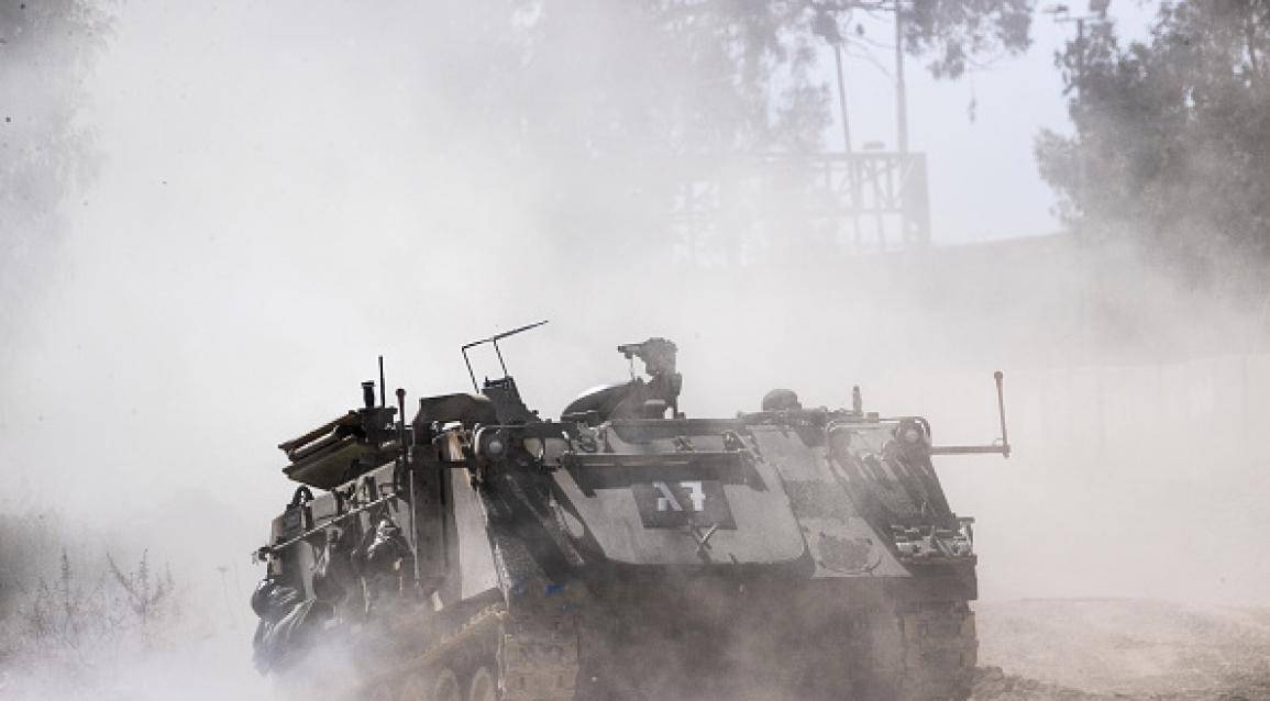 الجيش الإسرائيلي يعلن إصابة 7 جنود بانفجار عبوة بناقلة جند مدرعة