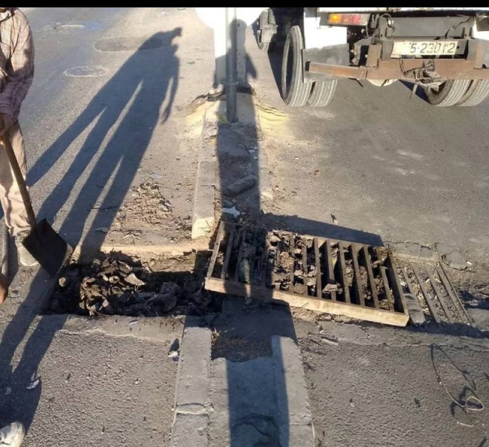 بلدية إربد تستعد للشتاء: حملة مكثفة لتنظيف وصيانة مناهل الأمطار