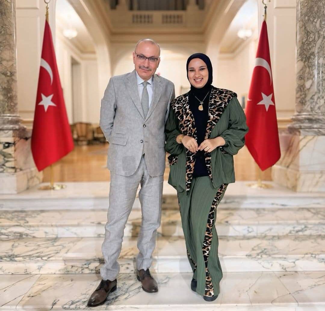 يارا أحمد تلتقي السفير التركي صالح موطلو شن.. وتواصل تألقها بتكريم خاص داخل The Greek Campus