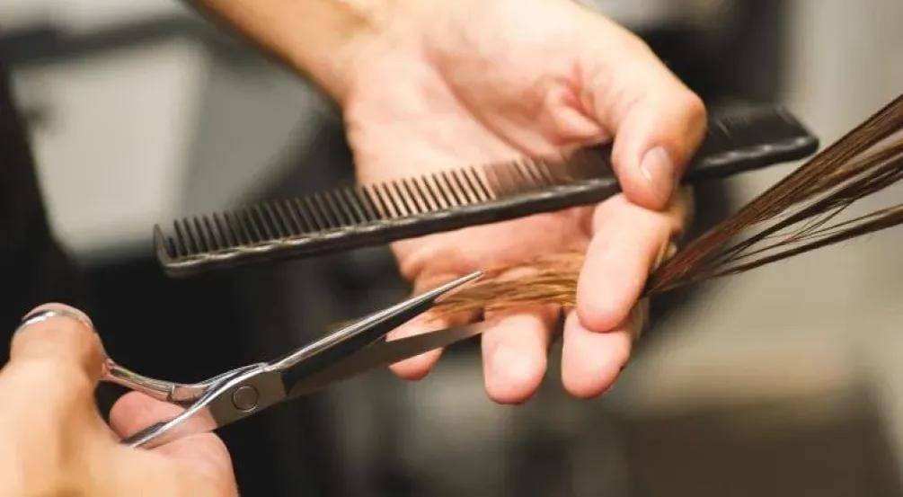 قص الشعر في المنام.. رسالة نفسية خطيرة أم بداية جديدة؟ إليك التفسير الصادم لكل حالة