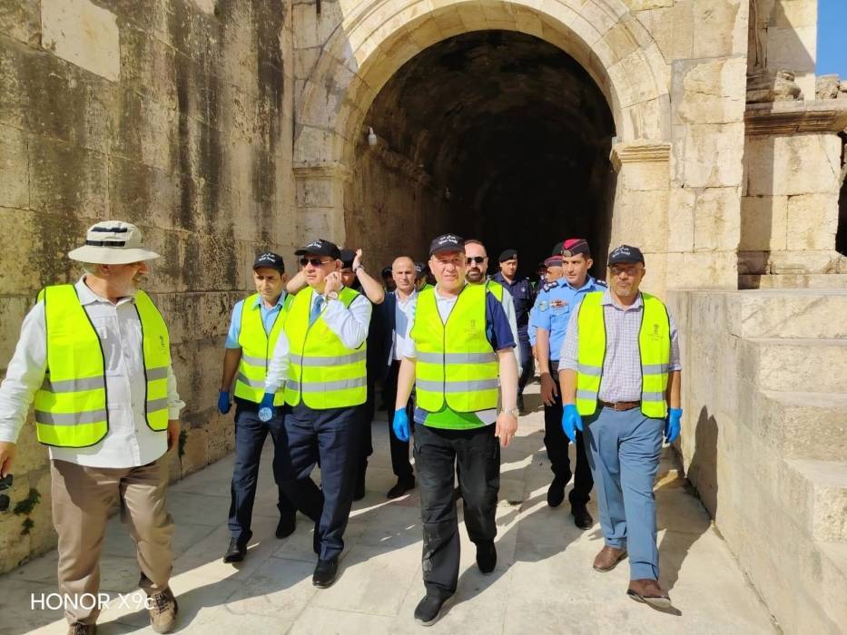 حملة نظافة شاملة في الموقع الأثري بمدينة جرش ـ صور