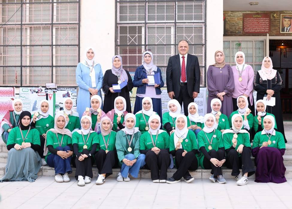 العبيدات يزور مدرسة كفر الماء الثانوية للبنات ويكرم طالباتها الفائزات بمسابقة علماء الغد