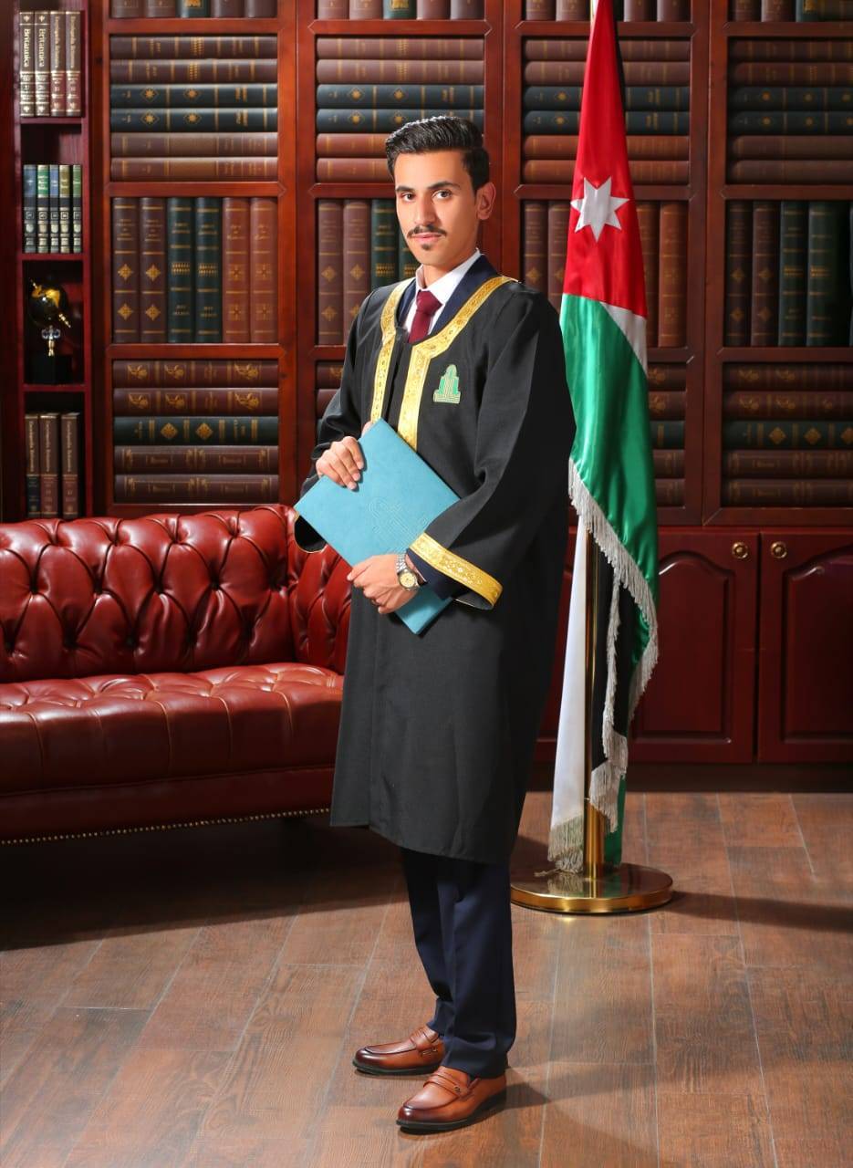 محمد غالب شلاش الخريشة يحتفل بتخرجه من جامعة آل البيت