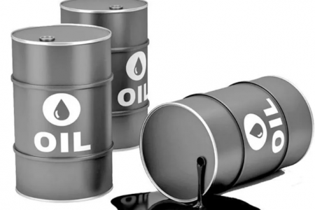 النفط يتراجع وسط مخاوف من تخمة المعروض والتوترات الجيوسياسية