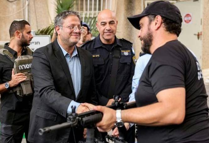 بن غفير يوافق على منح 100 ألف إسرائيلي تراخيص سلاح وتوزيعها مجانًا