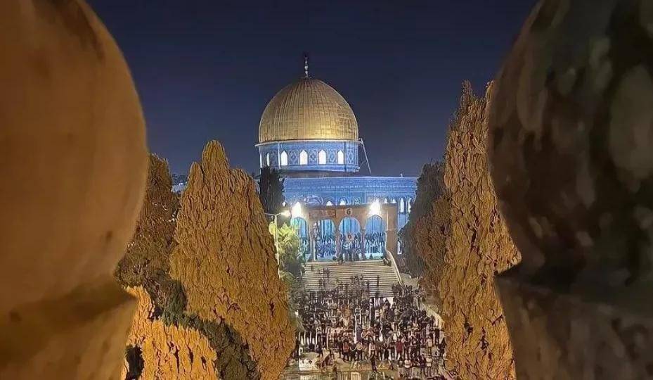 عشرات المستوطنين يقتحمون باحات المسجد الأقصى تحت حماية الاحتلال