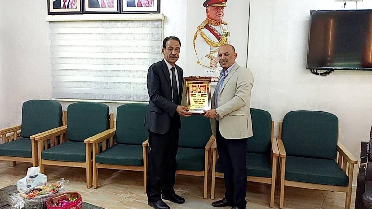 مدير تربية الموقر يكرّم الدكتور جابر المناصير