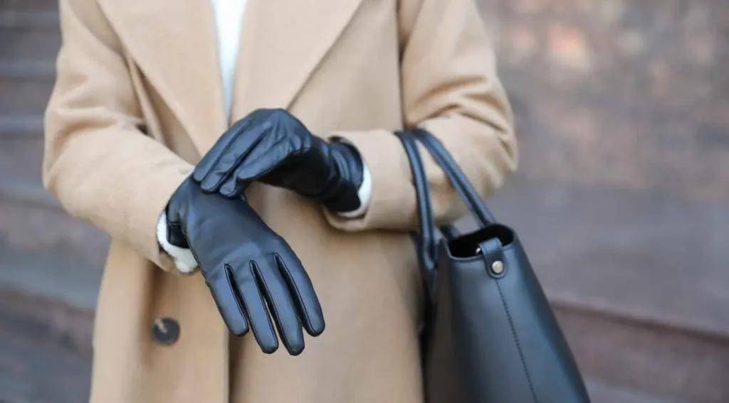 تفسير حلم القفازات في المنام.. دلالات الحماية والحذر والتواصل