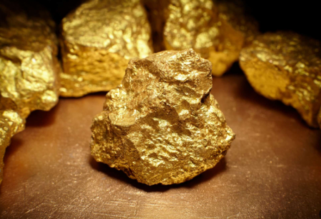 الذهب يسجل رقماً قياسياً جديداً فوق 3500 دولار