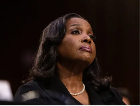 اقتصاديون يدافعون عن كوك في وجه محاولة ترامب لإقصائها