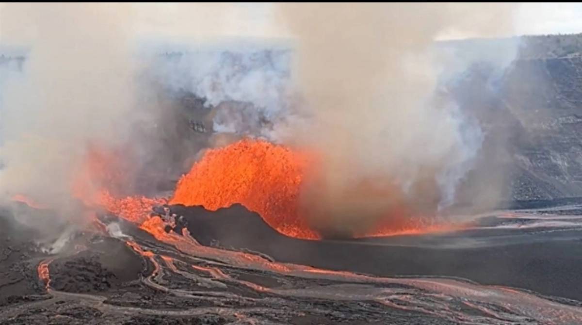 بركان كيلاويا في هاواي يثور ويقذف حمما بارتفاع 100 متر