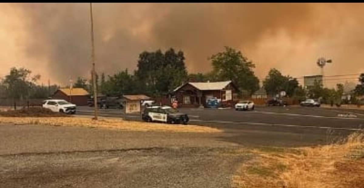 حريق ضخم يجتاح بلدة تاريخية في كاليفورنيا ويجبرها على الإخلاء