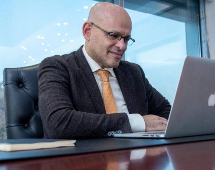 عضو مجلس الموسيقيين :فتاة تتعرض للسخرية بعد فيديو أنا بشحت بالجيتار وتتوقف عن دروس العزف