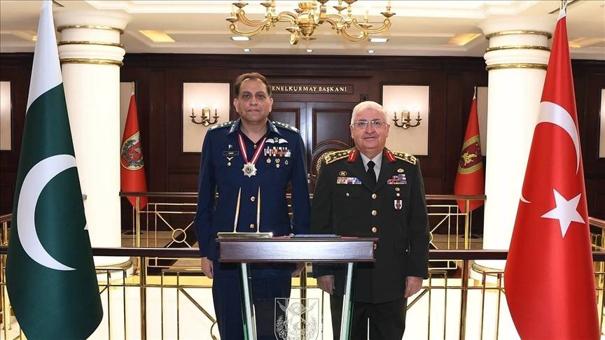 رئيس هيئة الأركان المشتركة الباكستانية يلتقي قائد القوات الجوية التركية