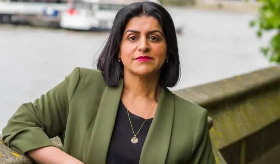 من هي المرأة المسلمة التي كسرت التقاليد وصعدت إلى وزارة الداخلية في بريطانيا؟