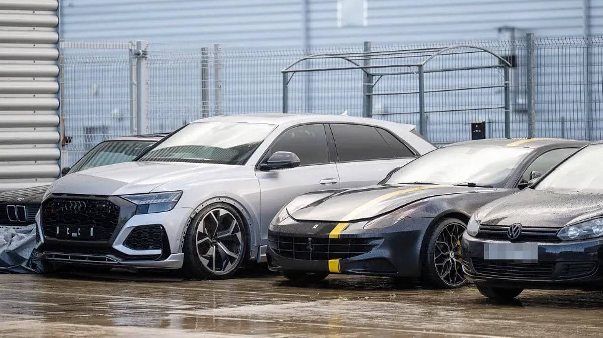 أزمة تضرب صالة سوبركارز في لندن.. عملاء غاضبون يطالبون باستعادة سياراتهم