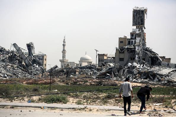 شهداء بقصف مدرسة وخيمة للنازحين بغزة والاحتلال يُصعّد من نسف الأبراج