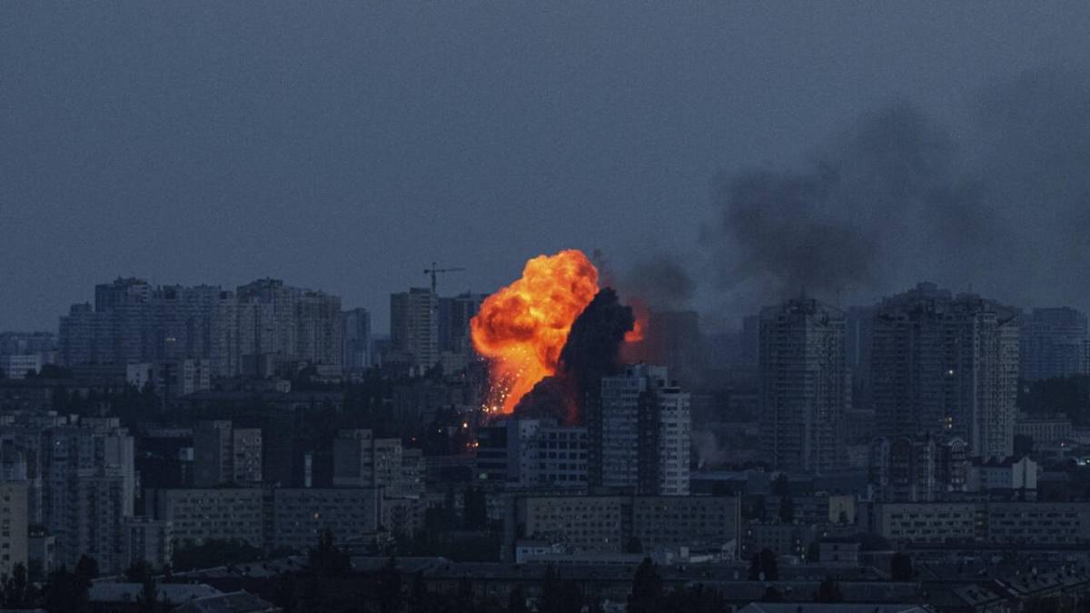 هجوم روسي على كييف يتسبب بقتلى وانقطاع الكهرباء