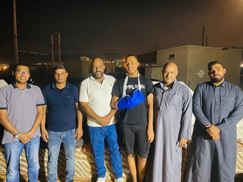 معلمو المدرسة يزورون الطالب عيسى محمود للاطمئنان على صحته