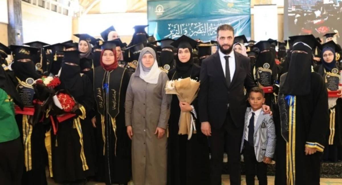 عقيلة الرئيس السوري أحمد الشرع لطيفة الدروبي تتخرج من جامعة إدلب