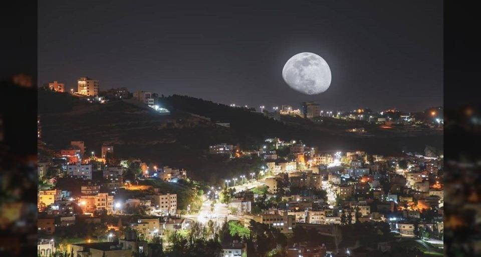 الأردنيون يؤدون صلاة الخسوف في مساجد المملكة