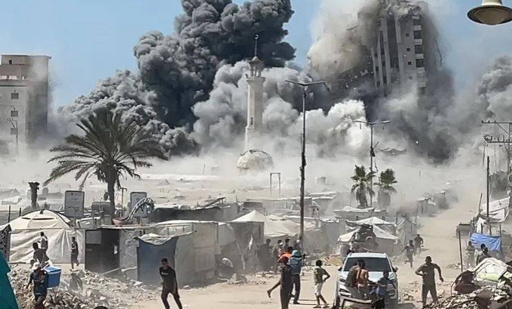 الاحتلال يقصف خيم النازحين في غزة وينسف المباني