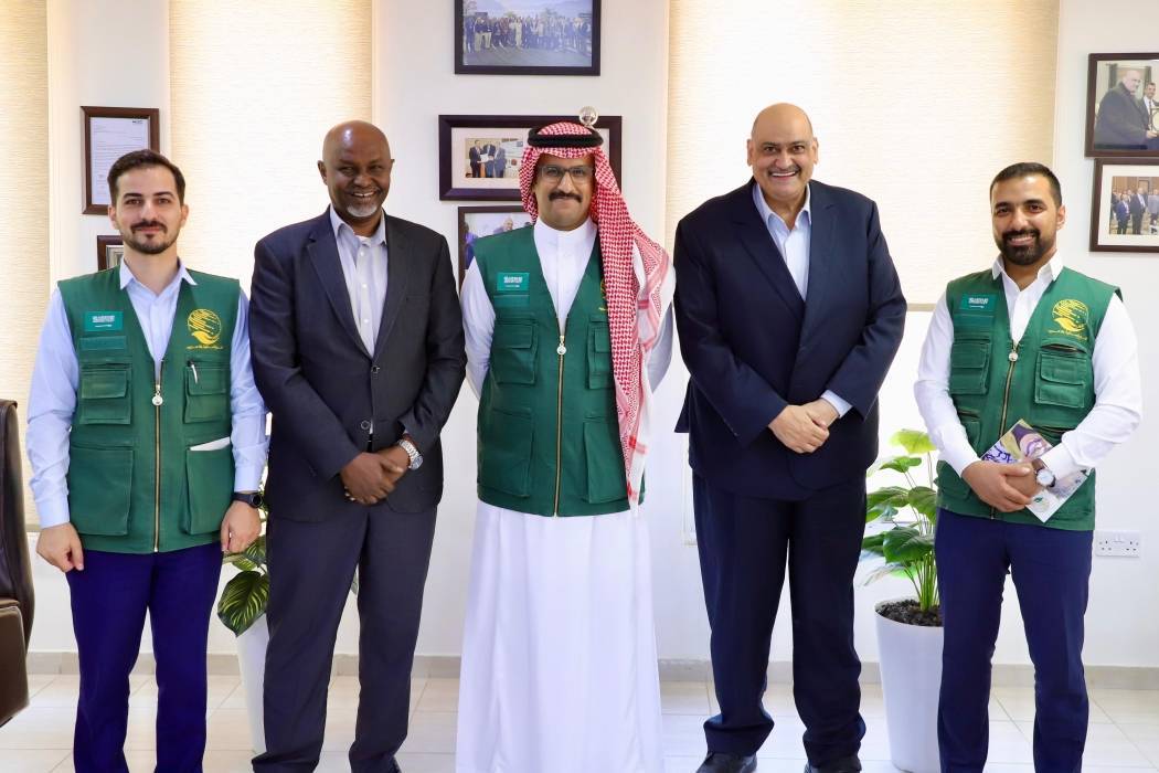 فريق من مركز الملك سلمان للإغاثة والأعمال الإنسانية يزور الشبكة الشرق أوسطية للصحة المجتمعية (امفنت) لبحث سبل التعاون المشترك