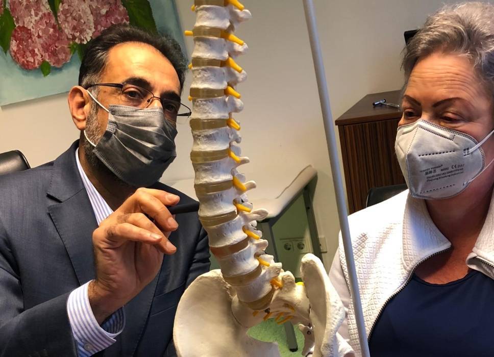 الأردني منذر الصباريني.. تحديات عالمية صنعت أسطورة جراحة الأعصاب