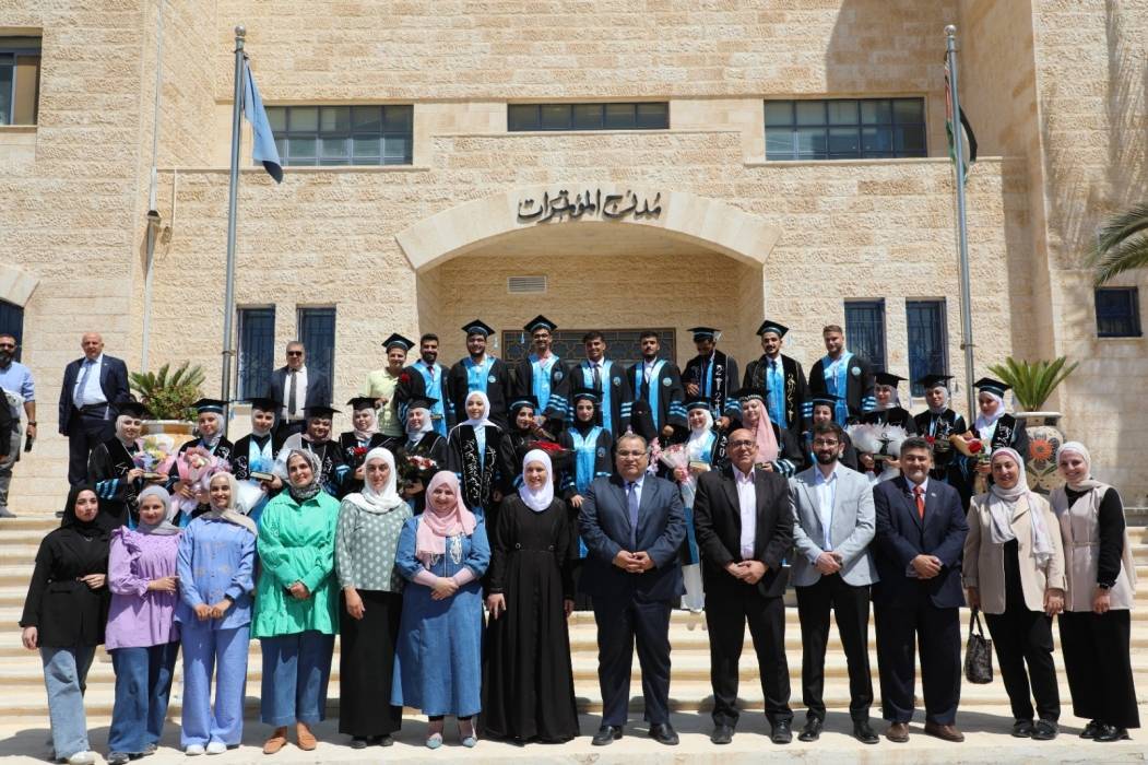 صيدلة الزرقاء تنظم حفل أداء قسم المهنة لطلبتها الخريجين