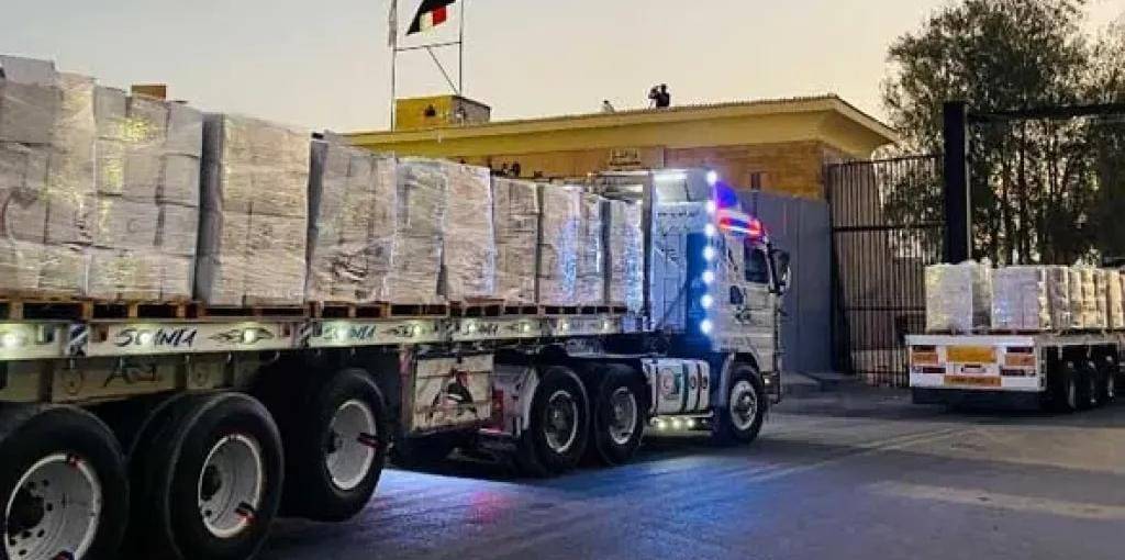 الاحتلال يفرض تفتيشاً صارماً ويمنع دخول معدات إعادة الإعمار.. وقافلة المساعدات المصرية الـ32 تصل غزة رغم القيود