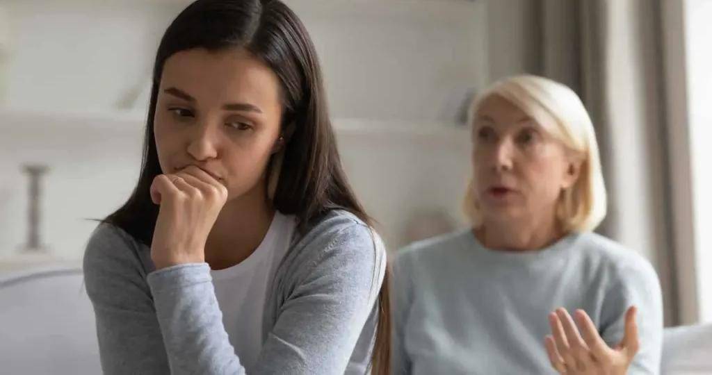 تفسير رؤية زوجة الأب في المنام للمتزوجة.. دلالات بين المسؤوليات والبحث عن الدعم