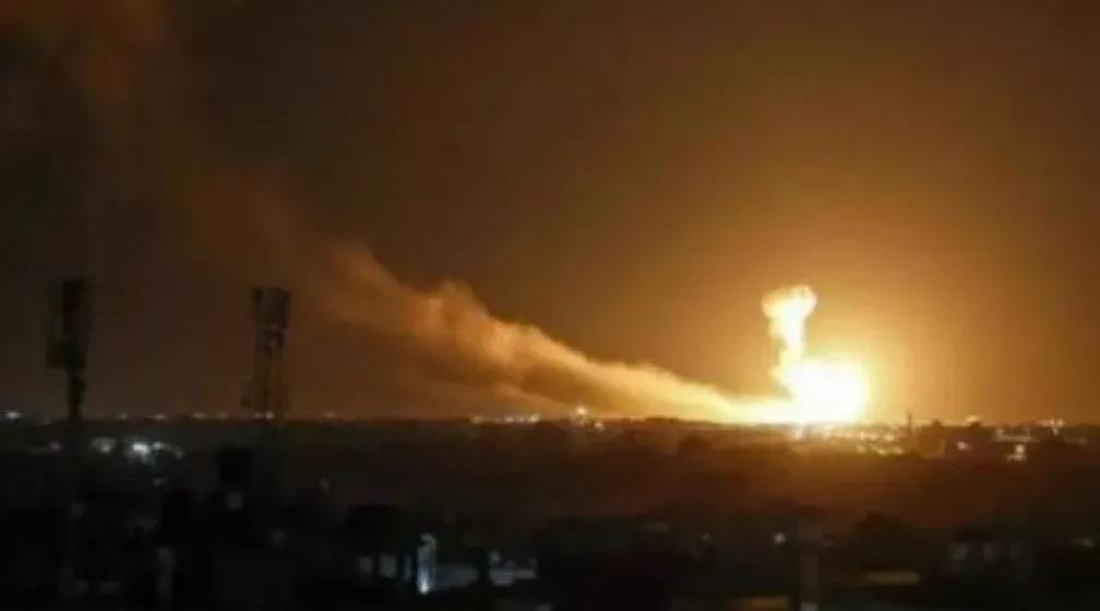 إسرائيل تشن غارات على محيط حمص واللاذقية وتكثّف عملياتها داخل الأراضي السورية