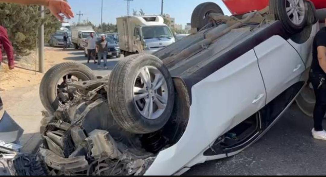 انقلاب مركبة يتسبب بأزمة سير قرب الدوار الرابع