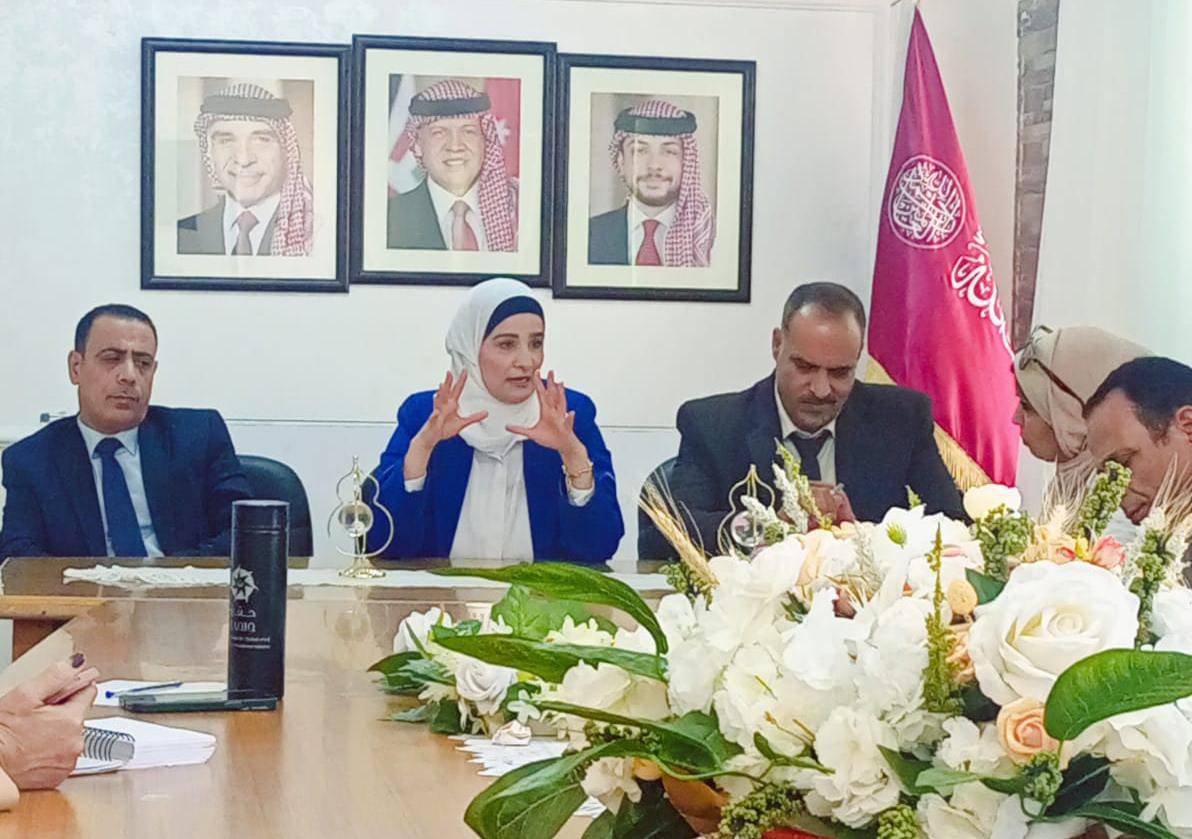 السواريس تقود اجتماعا موسعا مع رؤساء الأقسام الادارية والمالية والأقسام التعليمية بمديرية لواء سحاب