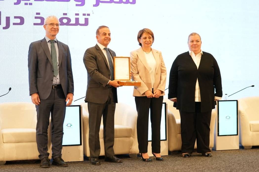 تكريم دائرة الأحوال المدنية والجوازات لتميزها في إعداد دراسات الأثر
