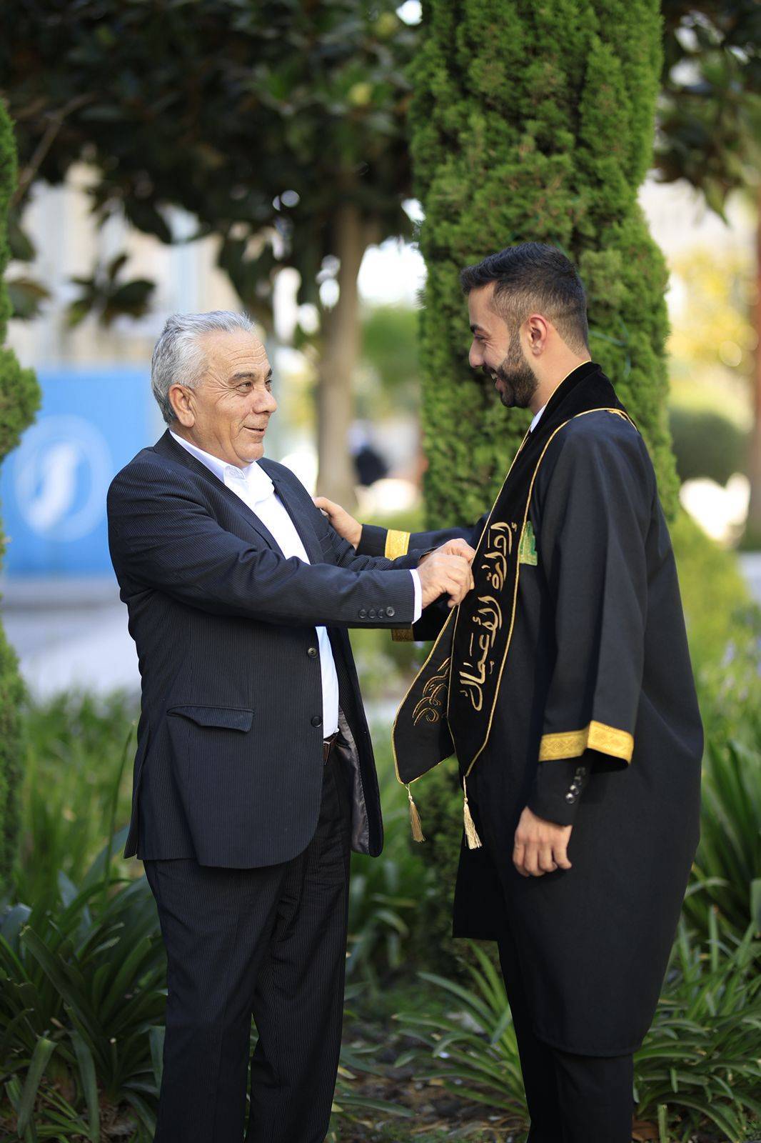 خالد أيمن فهد أبوزيد ينال درجة البكالوريوس في إدارة الأعمال بامتياز