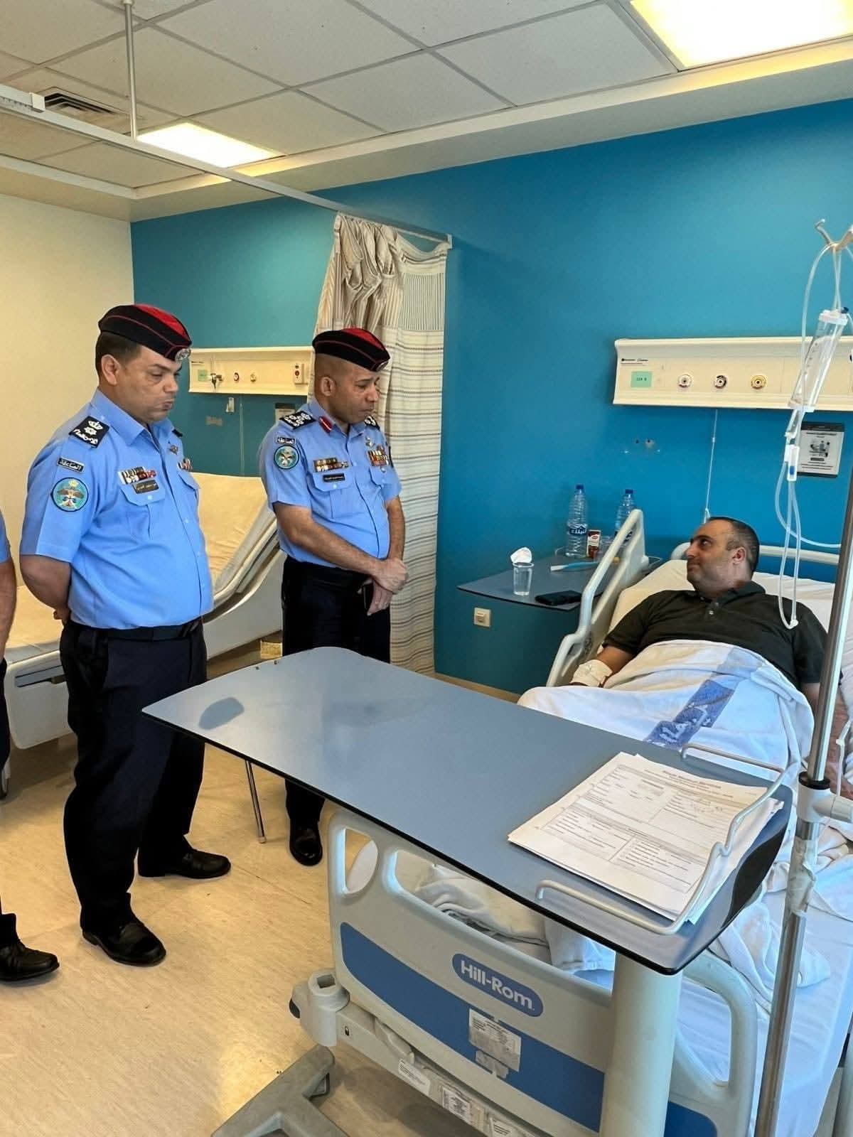 مدير إدارة عمليات حفظ السلام يزور النقيب وليد حجازين للاطمئنان على صحته