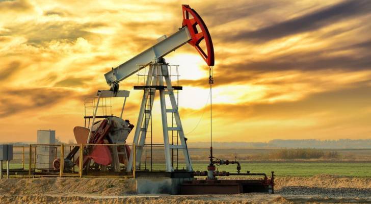 أسعار النفط ترتفع بحذر والذهب يواصل الصعود في الأسواق العالمية