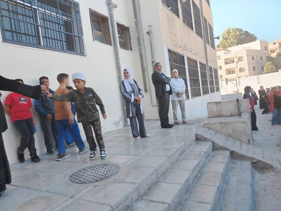 الشديفات يتفقد الطابور الصباحي ويشيد بانضباط طالبات مدرسة ثابت