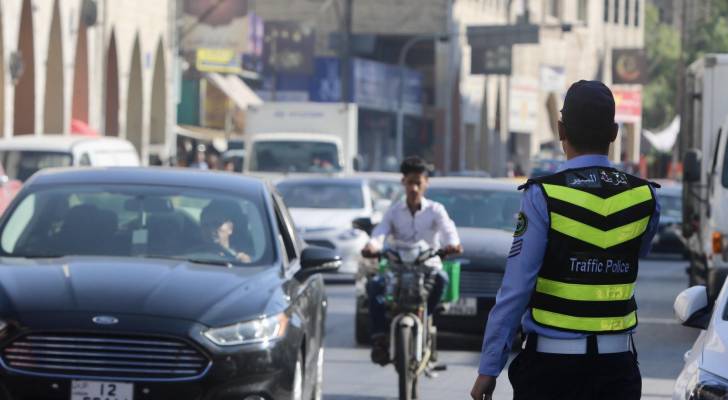 الأمن العام يضبط سائق شحن لنقله 21 راكباً بطريقة خطرة