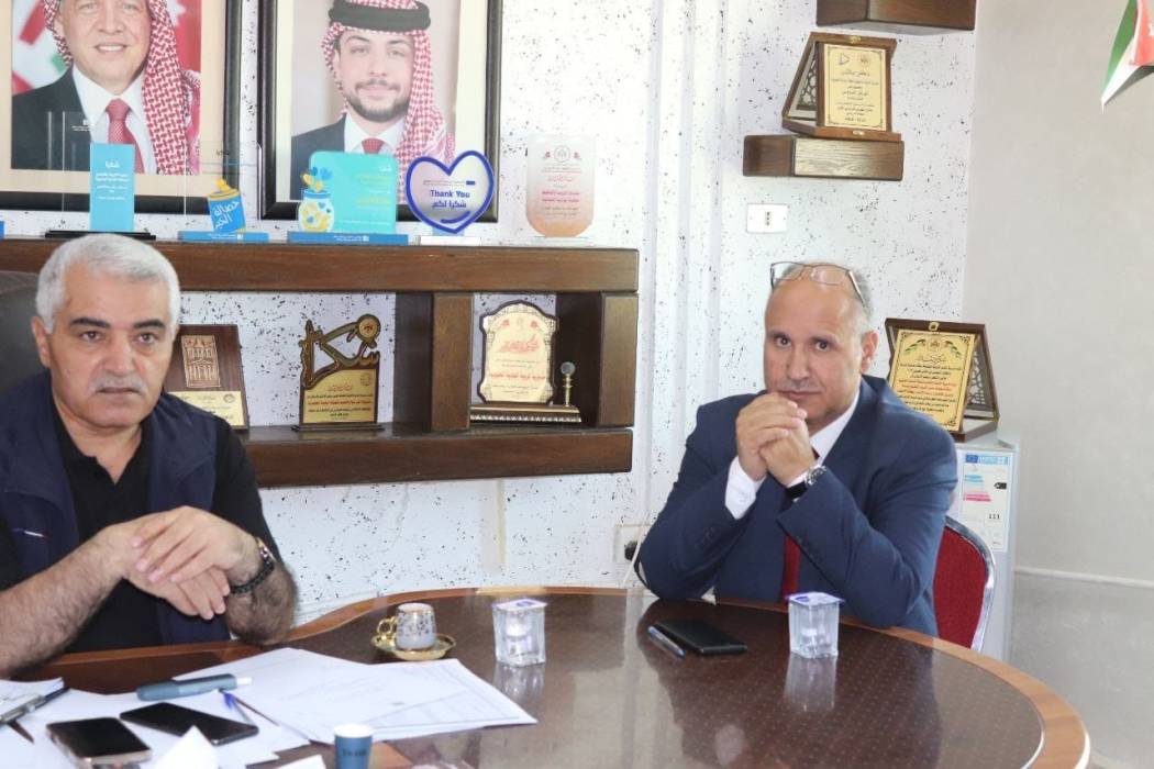 محافظ معان يزور مديرية تربية البادية الجنوبية للاطمئنان على الواقع التعليمي.