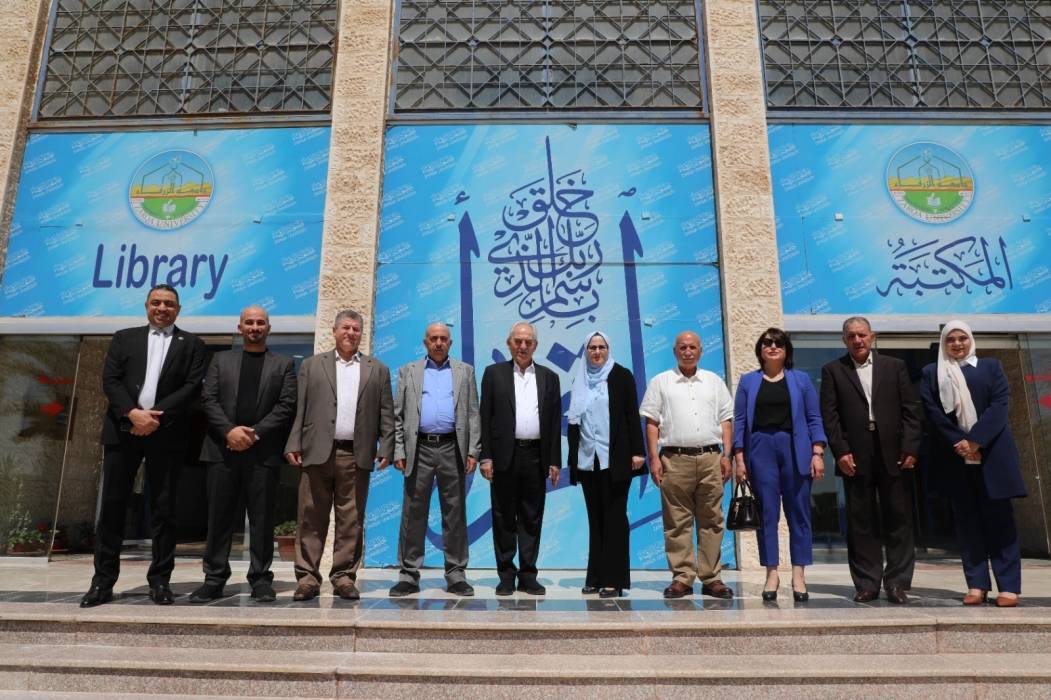 مجلس أمناء جامعة الزرقاء يزور مكتبة الجامعة