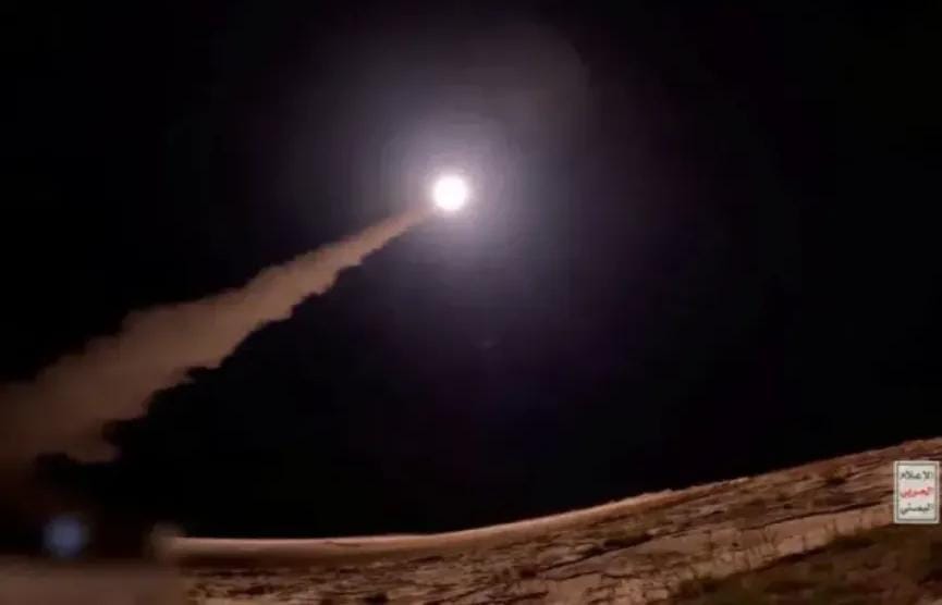 الحوثيون يعلنون تنفيذ ضربات صاروخية ومسيّرة ضد أهداف إسرائيلية في النقب وأم الرشراش