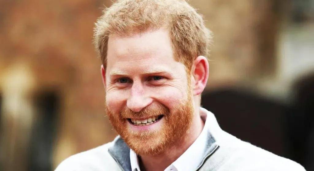 الأمير هاري يعانق والده الملك تشارلز بعد فراق دام 19 شهرًا