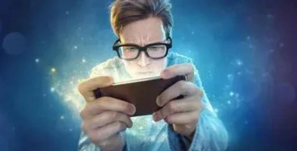 انحناء الرقبة أثناء استخدام الهاتف قد يسبب السكتة الدماغية.. تحذيرات طبية جديدة