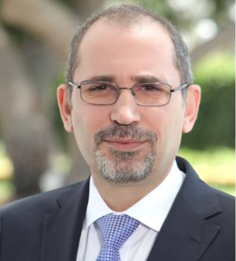 وزير الخارجية يتلقى اتصالا هاتفيا من نظيرته البريطانية