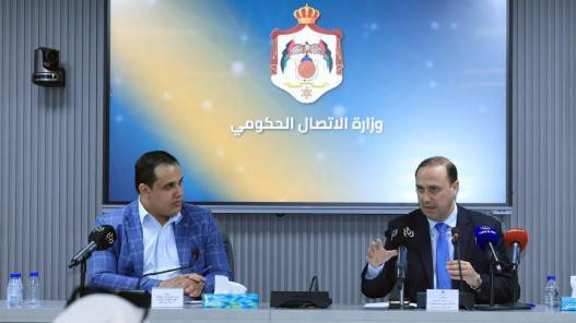 المومني خلال استضافته فريق مؤسسة محافظتي  : مستمرون في نهج الانفتاح والحوار مع مؤسسات المجتمع المدني