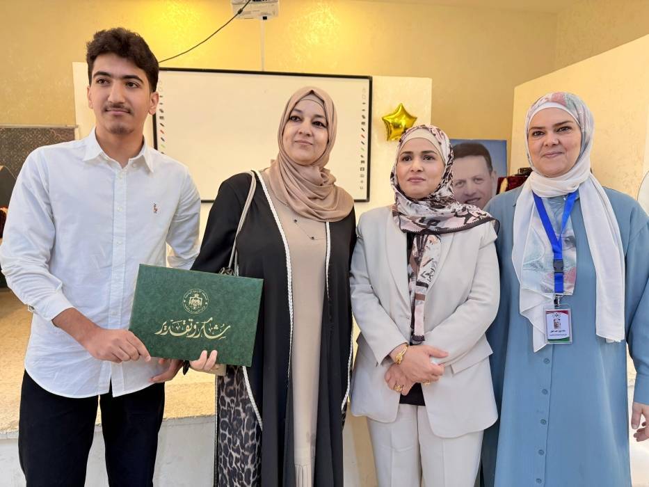 الخريشا تكرم أوائل الثانوية العامة للعام الدراسي 20242025 على مستوى المديرية ...صور