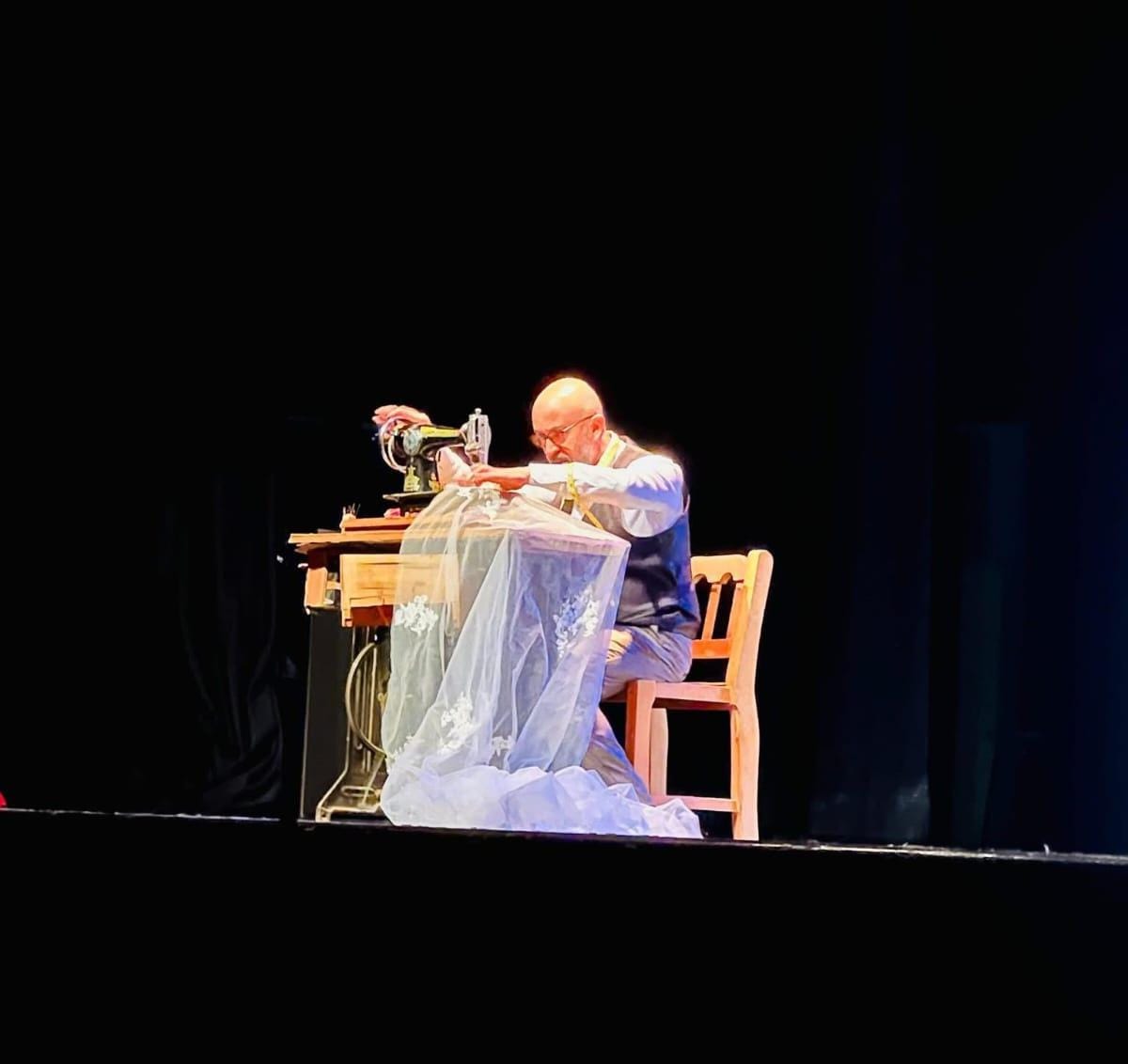 الخياط عرض مسرحي يجسد الصمود في مواجهة الاحتلال الإسرائيلي